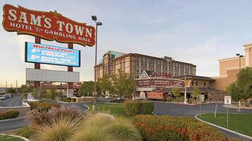 Un hotel con un cartel grande que dice "SAM'S TOWN HOTEL & GAMBLING HALL".