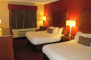 Kamar Standar, 2 Tempat Tidur Queen, Bebas Asap Rokok | Brankas, meja kerja, ruang kerja ramah laptop, dan tirai kedap cahaya