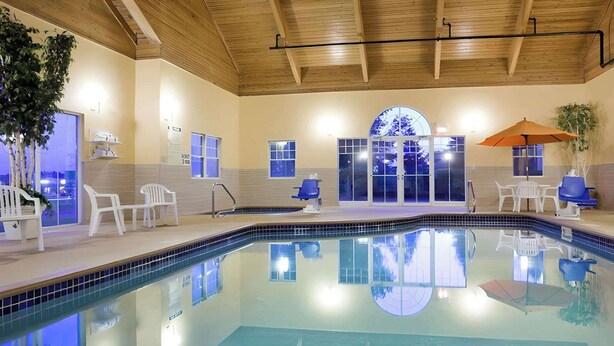 Indoor pool, open 7:00 AM to 10:00 PM, pool umbrellas - Quality Inn & Suites Stillwater (Stillwater)