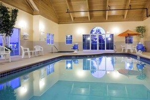 Una piscina techada, abierta desde las 07:00 hasta las 22:00, sombrillas