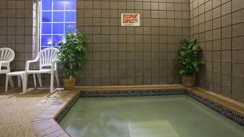 Kapalı yüzme havuzu