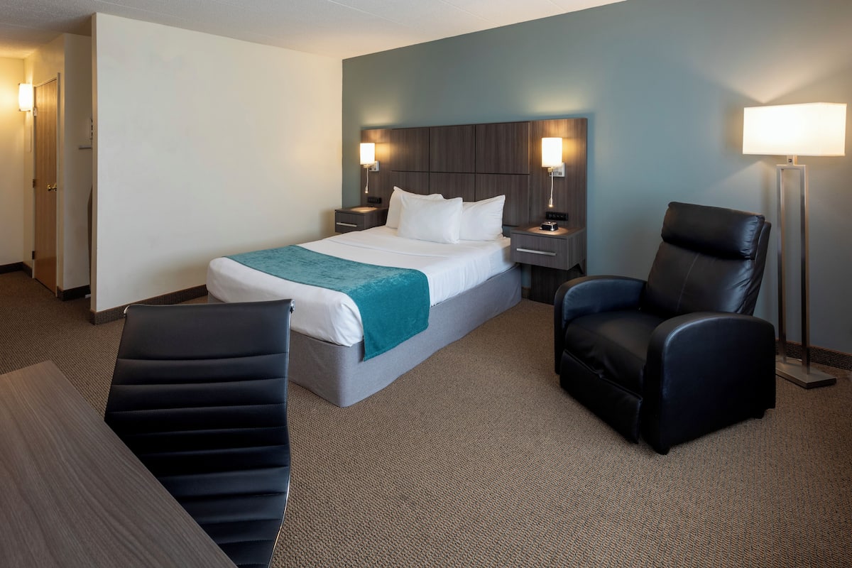 Room ,1 Queen Bed, Accessible