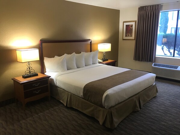 Skrivbord, arbetsyta för laptop och mörkläggningsgardiner