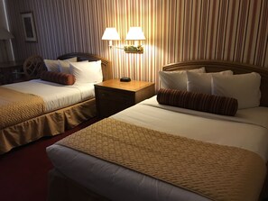 Economy Room, 2 Queen Beds, Non Smoking (No Wifi, No Coffee Maker, Not Remodeled) | Skrivbord, arbetsyta för laptop och mörkläggningsgardiner