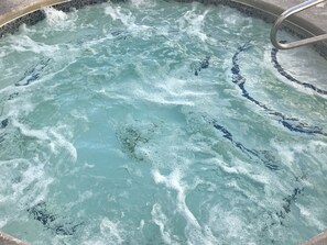 Utomhuspool, öppet 06.00 till 00.00, parasoller och solstolar