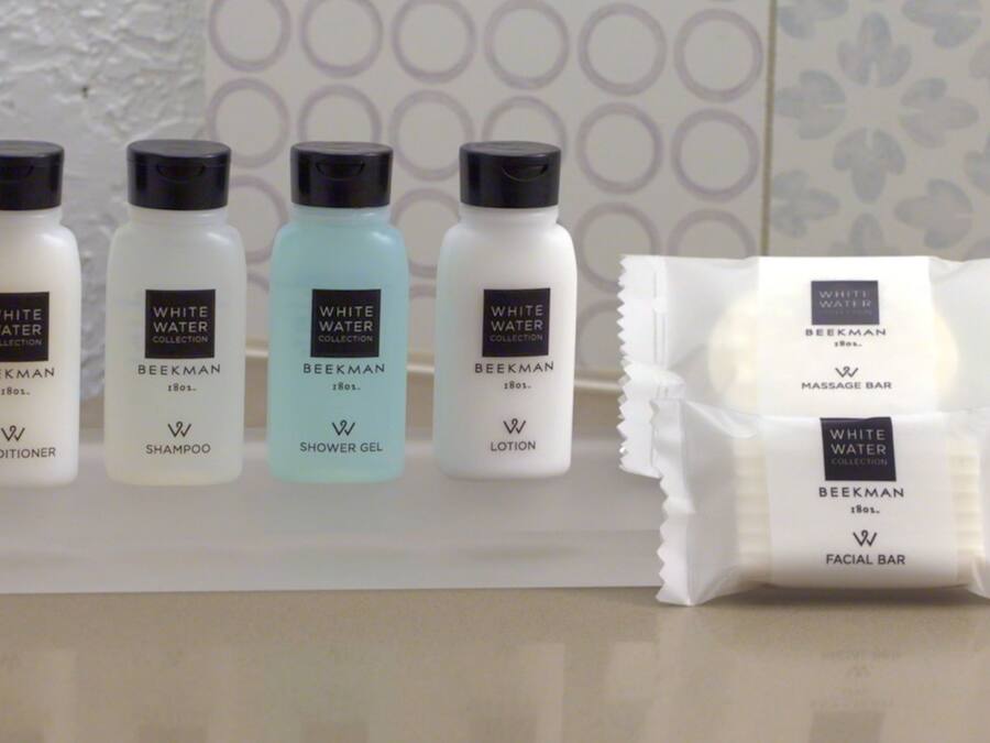 Presentación de productos White Water Collection, que incluye acondicionador, champú, gel de ducha y loción.