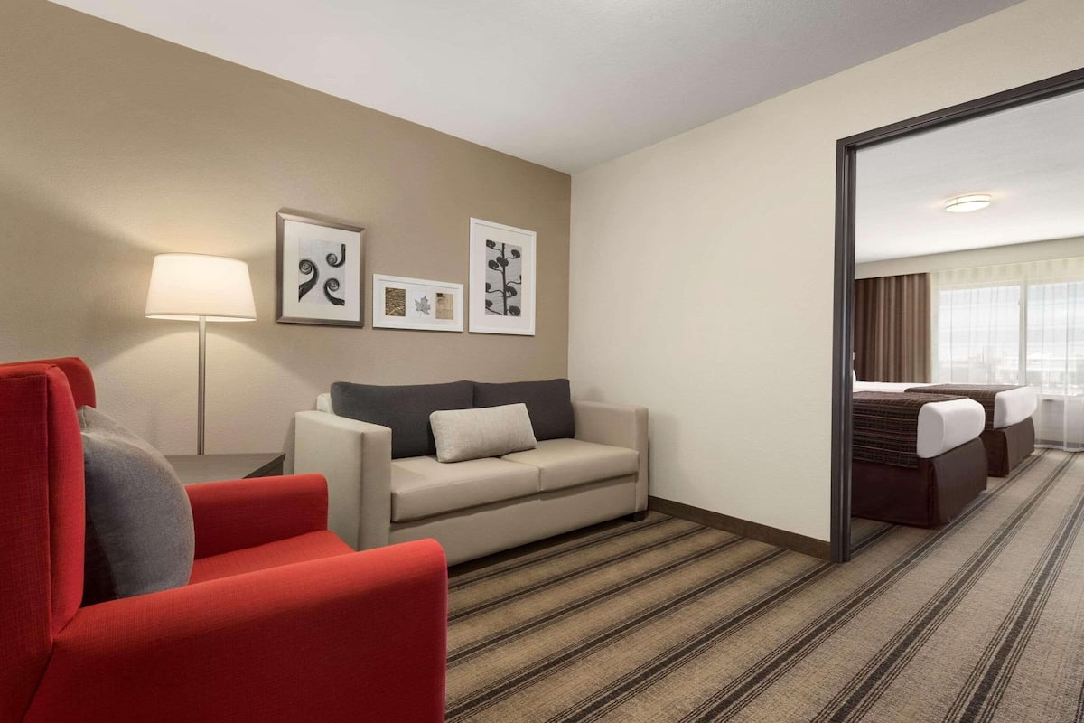 Suite, 1 Bedroom, Non Smoking | 1 bedroom, hypo-allergenic bedding, down comforters, desk