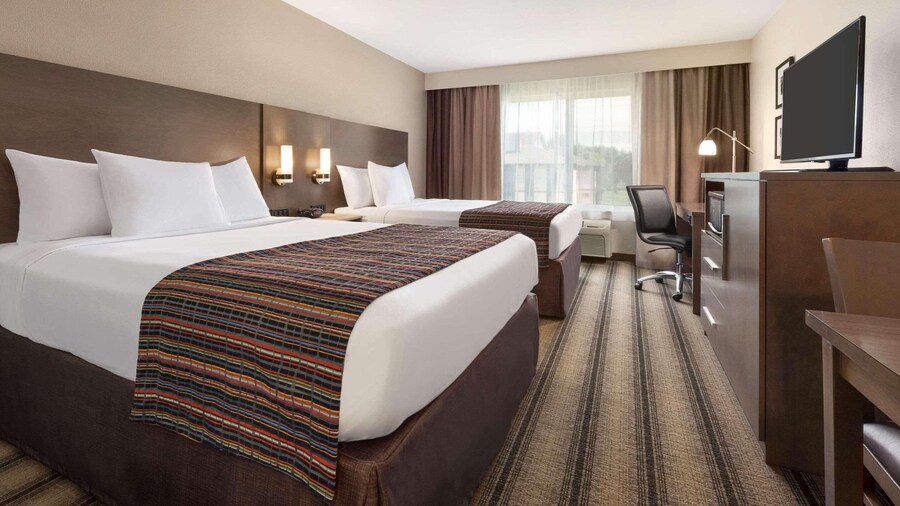 Country Inn & Suites by Radisson, St. Cloud West, MN