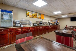 Café da manhã com buffet grátis todos os dias