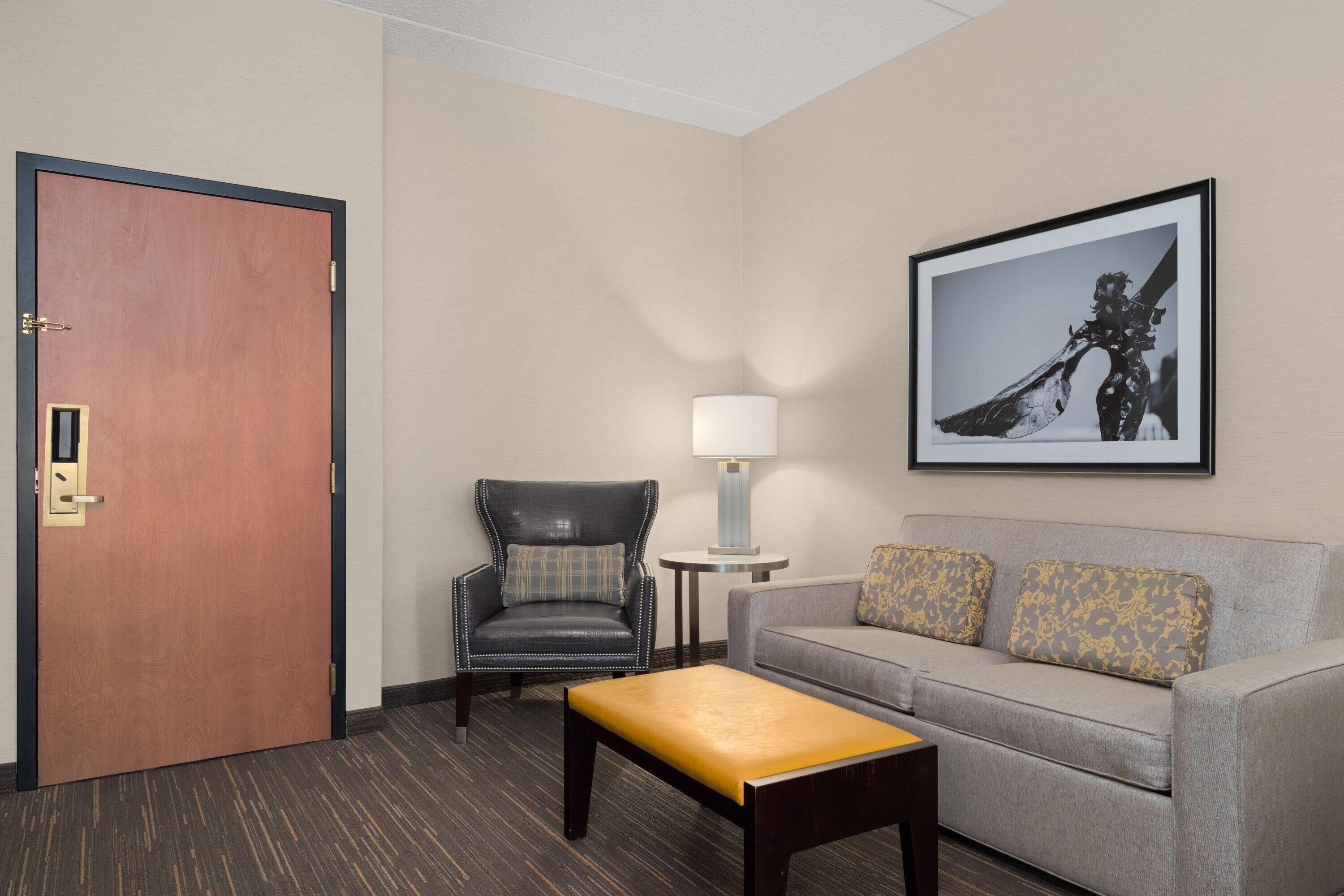 Deluxe Suite, 1 King Bed, Non Smoking | Premium bedding, down comforters, pillowtop beds, in-room safe