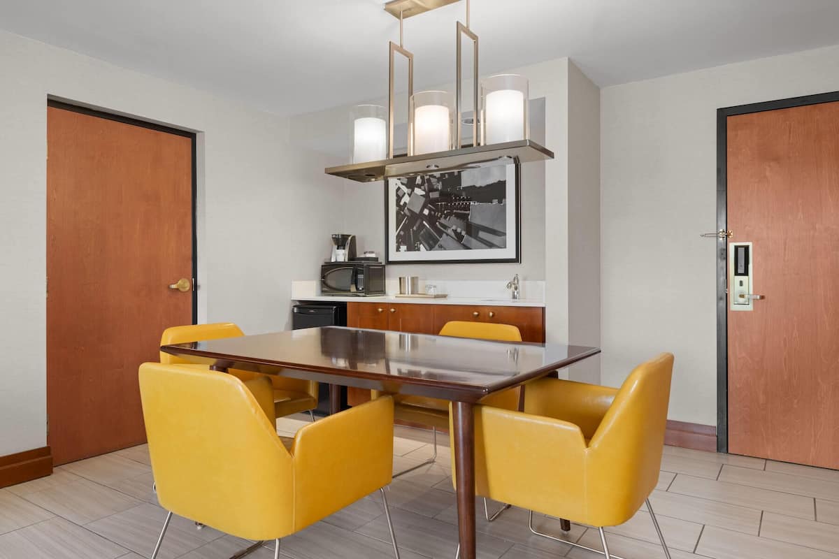Premier Suite, 1 King Bed, Non Smoking, Jetted Tub | Premium bedding, down comforters, pillowtop beds, in-room safe