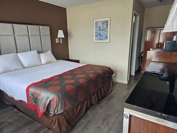 Premium bedding, desk, free WiFi, bed sheets - Travel Inn By OYO Omaha (Omaha)