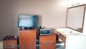 Standard Room, Multiple Beds, Smoking - Travel Inn By OYO Omaha (Omaha)