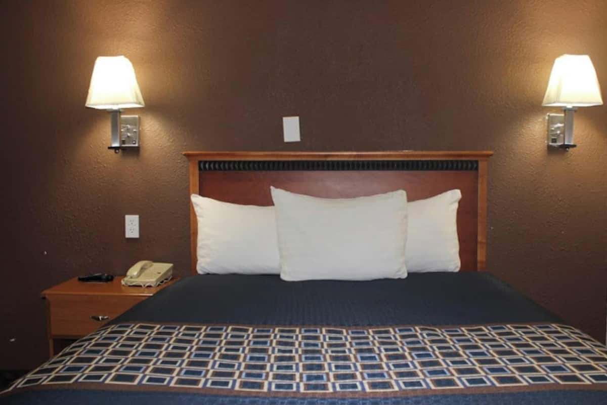 Ropa de cama de alta calidad, escritorio, wifi gratis y ropa de cama 