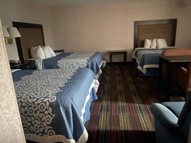 Escritorio, tabla de planchar con plancha, wifi y ropa de cama 