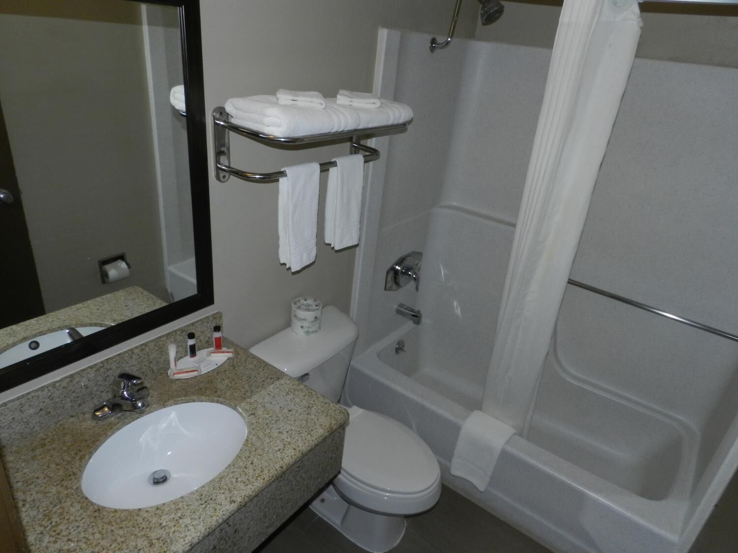 Combined shower/tub, hydromassage showerhead, free toiletries