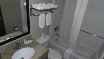 Combined shower/tub, hydromassage showerhead, free toiletries