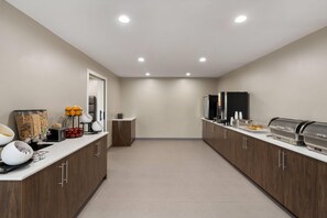 Free daily buffet breakfast - Hawthorn Extended Stay by Wyndham Jackson (Jackson)