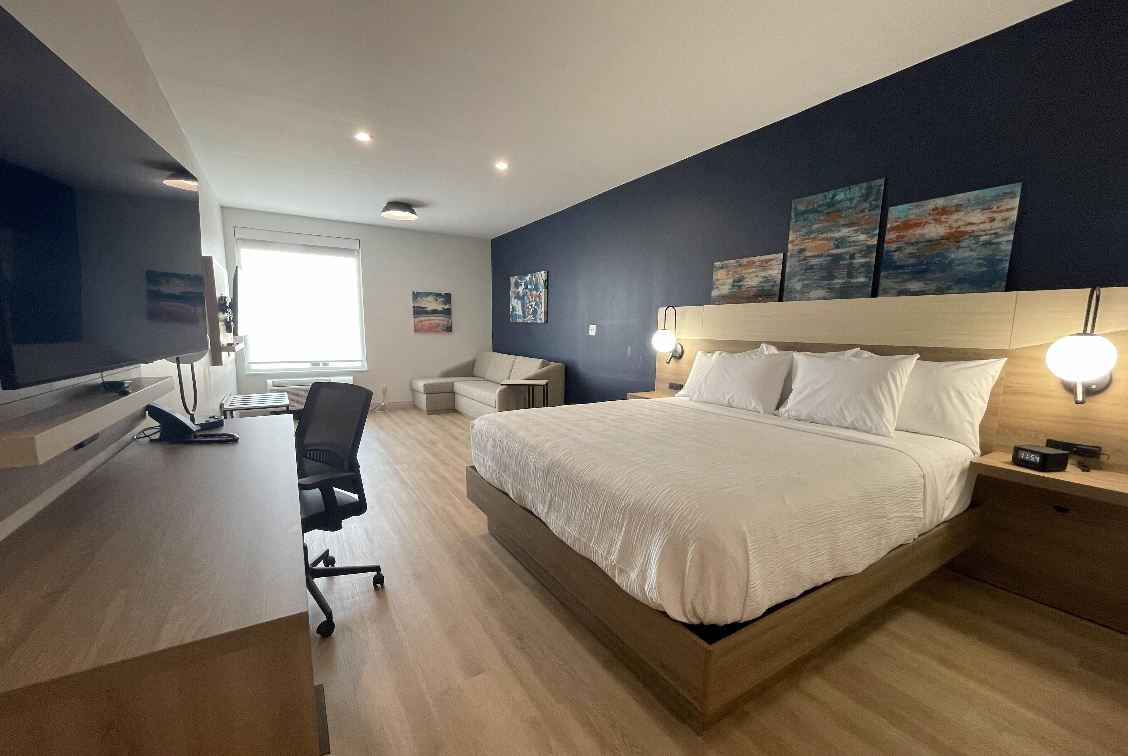 Suite, 1 cama King size, para no fumadores, cocineta | Ropa de cama de alta calidad, escritorio y cortinas blackout 