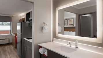 Room, 1 King Bed, Non Smoking, Kitchenette | Premium bedding, desk, blackout drapes, iron/ironing board