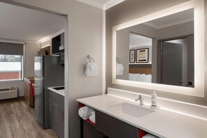 Room, 1 King Bed, Non Smoking, Kitchenette | Premium bedding, desk, blackout drapes, iron/ironing board - Hawthorn Extended Stay by Wyndham Jackson (Jackson)