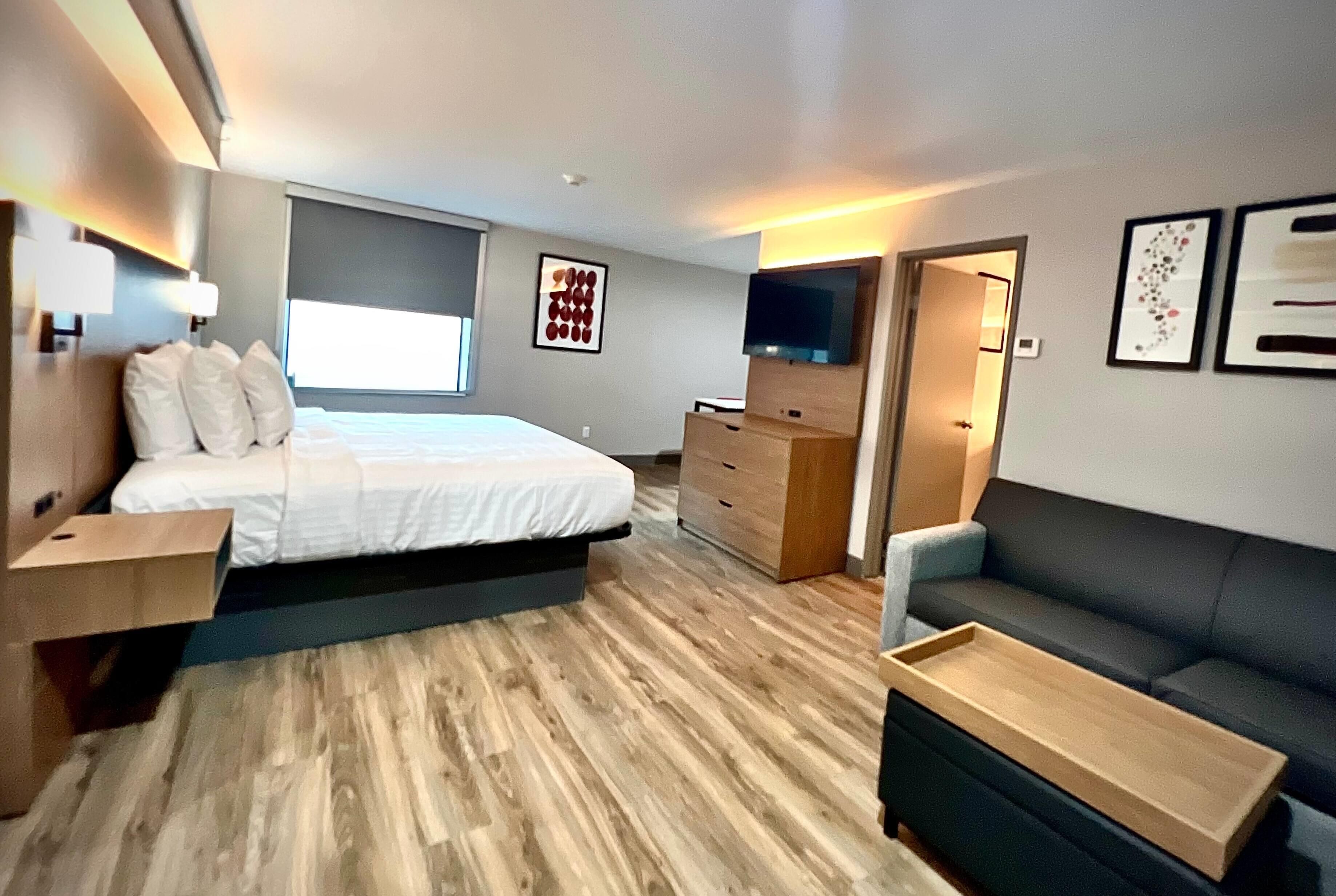 Roupas de cama premium, escrivaninha, cortinas blackout