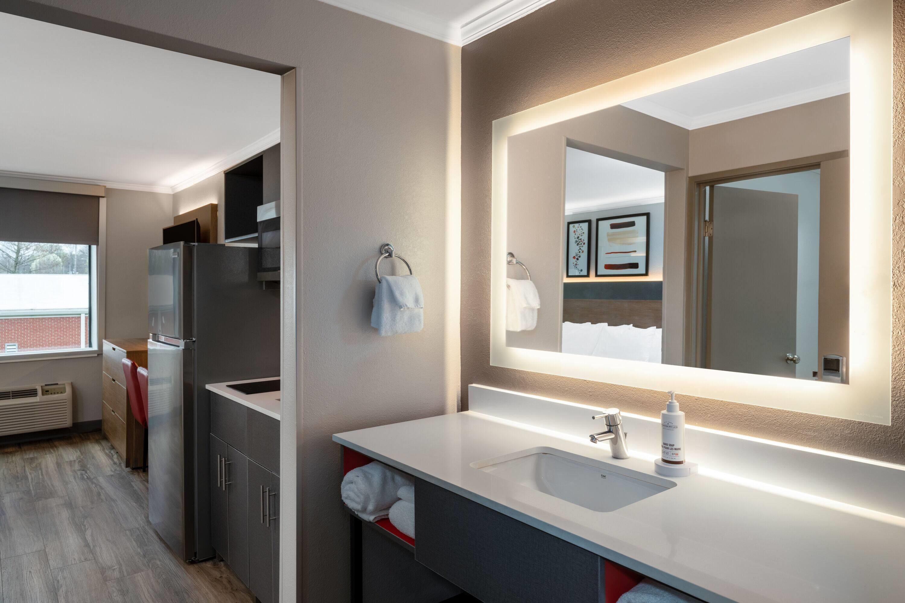 Room, 1 King Bed, Non Smoking, Kitchenette | Premium bedding, desk, blackout drapes, iron/ironing board