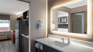 Room, 1 King Bed, Non Smoking, Kitchenette | Premium bedding, desk, blackout drapes, iron/ironing board