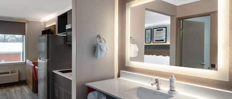 Room, 1 King Bed, Non Smoking, Kitchenette | Premium bedding, desk, blackout drapes, iron/ironing board