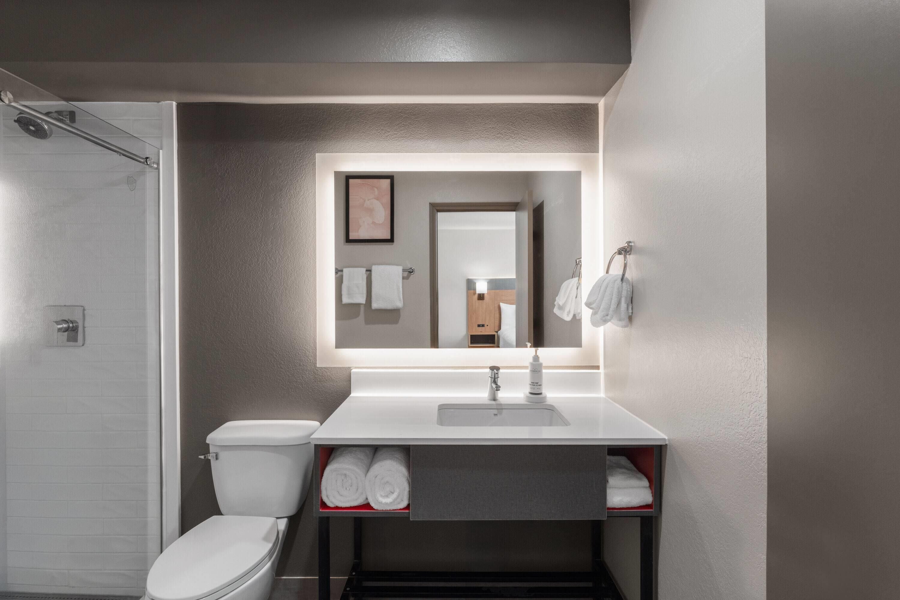 Suite, 1 Katil Raja (King) dengan Katil Sofa, Non Smoking, Kitchenette | Bilik Mandi | Gabungan pancuran/tab mandi, kelengkapan dandanan diri percuma 