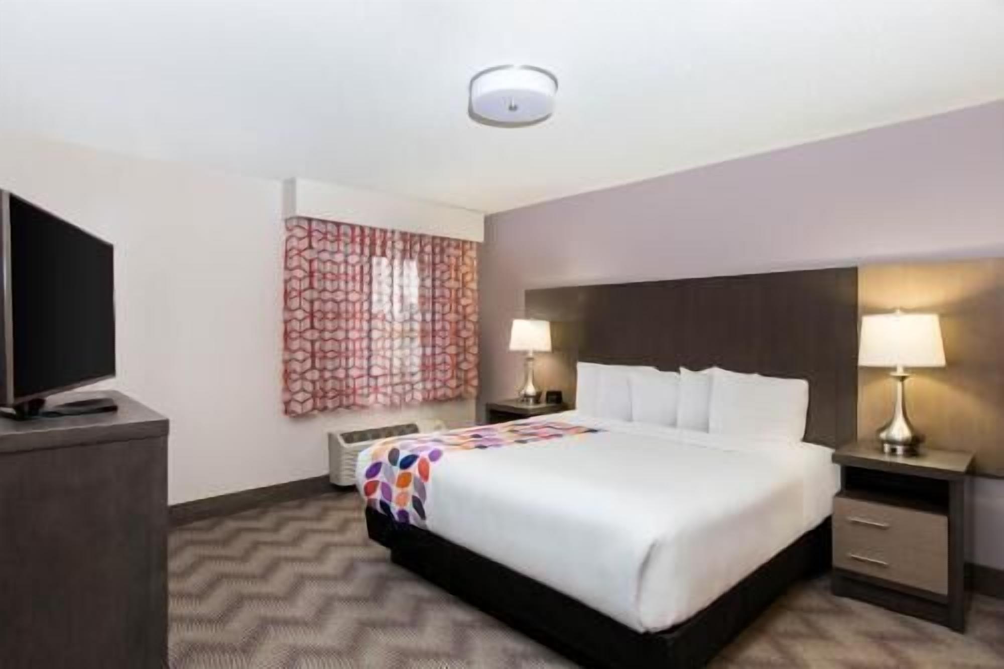 Ropa de cama de alta calidad, camas con pillow-top y escritorio 