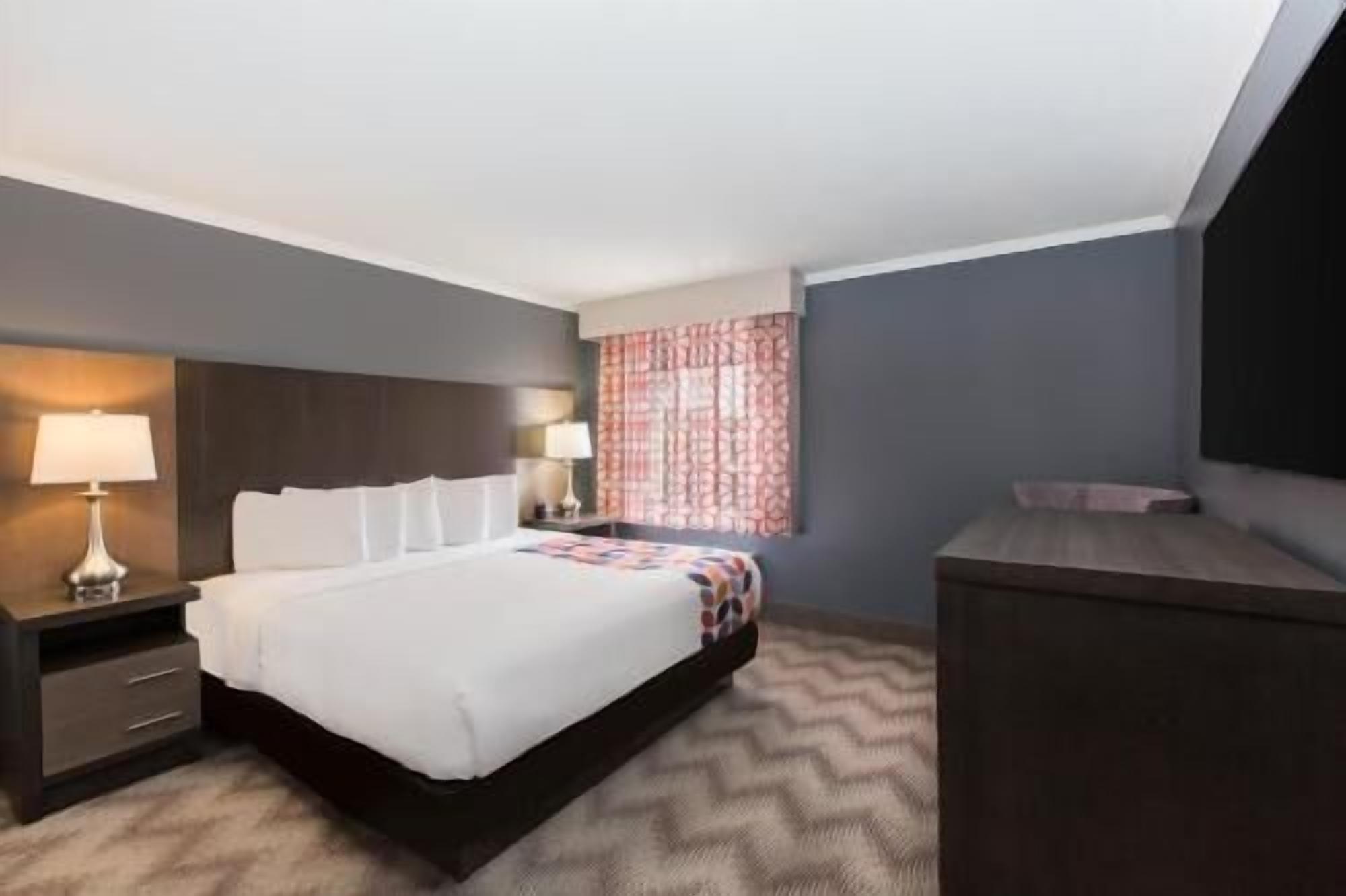 Ropa de cama de alta calidad, camas con pillow-top y escritorio 