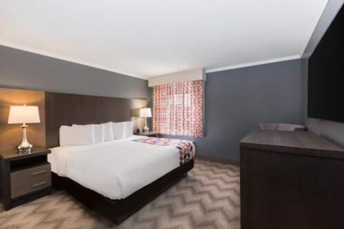 Ropa de cama de alta calidad, camas con pillow-top y escritorio