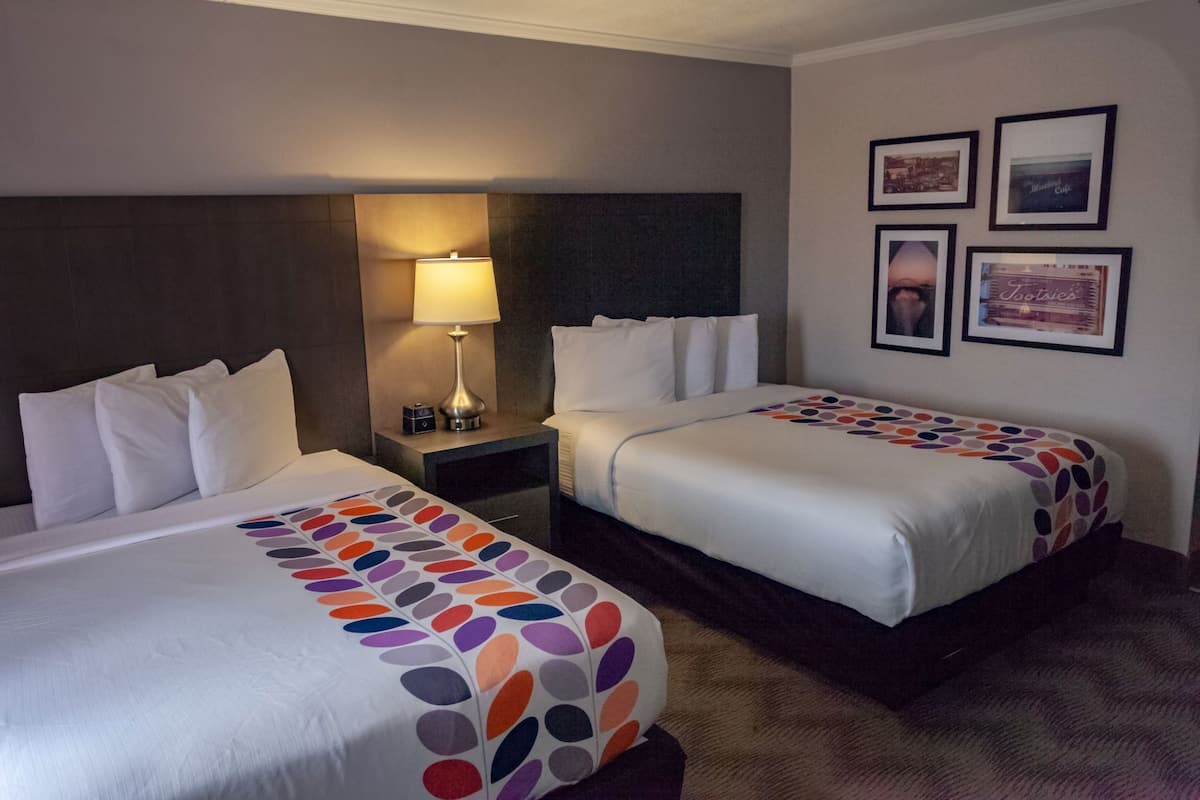 Ropa de cama de alta calidad, camas con pillow-top y escritorio