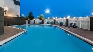 A swimming pool with a sunken deck, surrounded by lounge chairs and a fence. - La Quinta Inn & Suites by Wyndham Goodlettsville - Nashville (Goodlettsville)