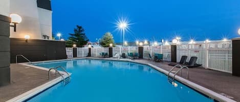 Outdoor pool, sun loungers