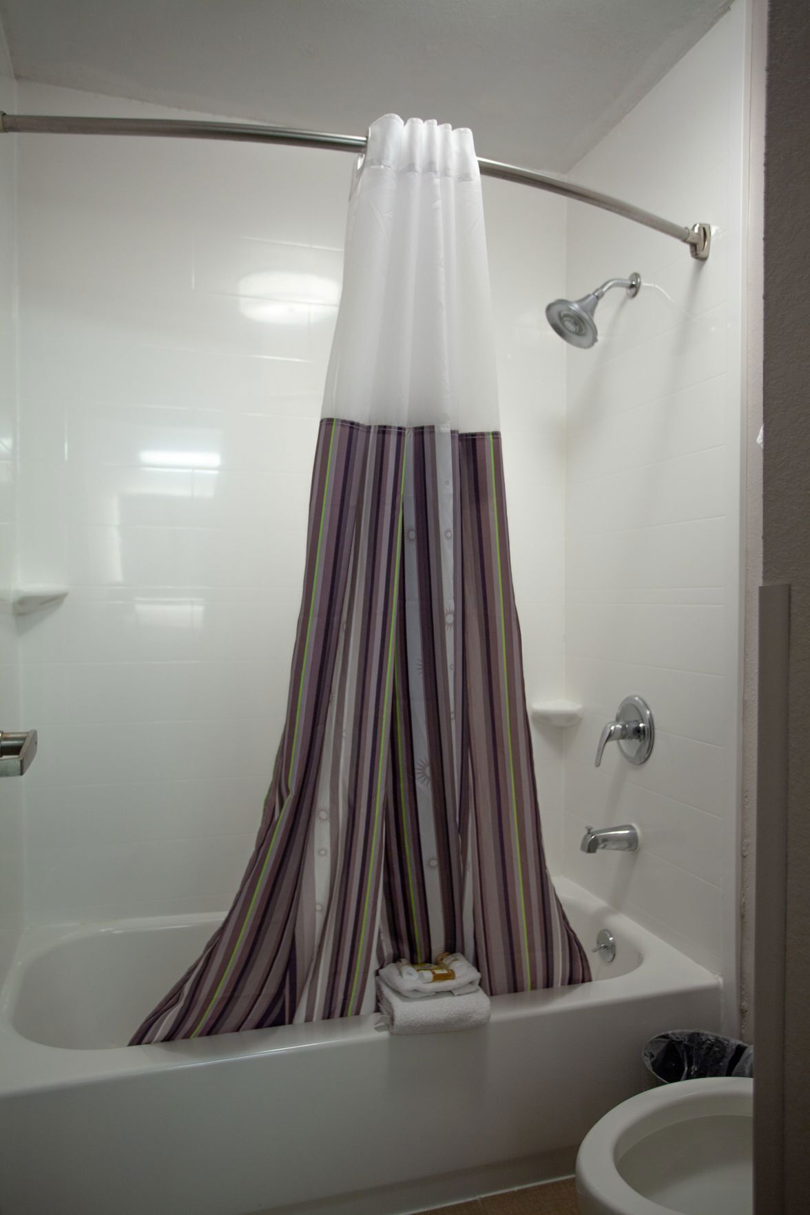 Baño | Tina con regadera, amenidades de baño gratuitas, secadora de cabello 