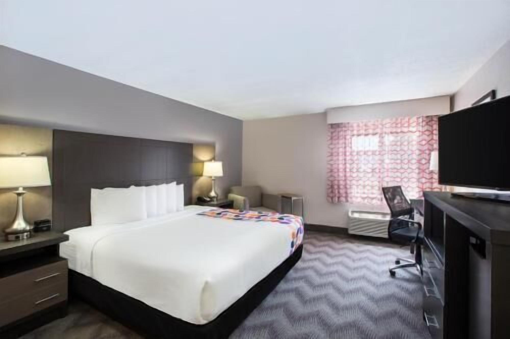 Ropa de cama de alta calidad, camas con pillow-top y escritorio 