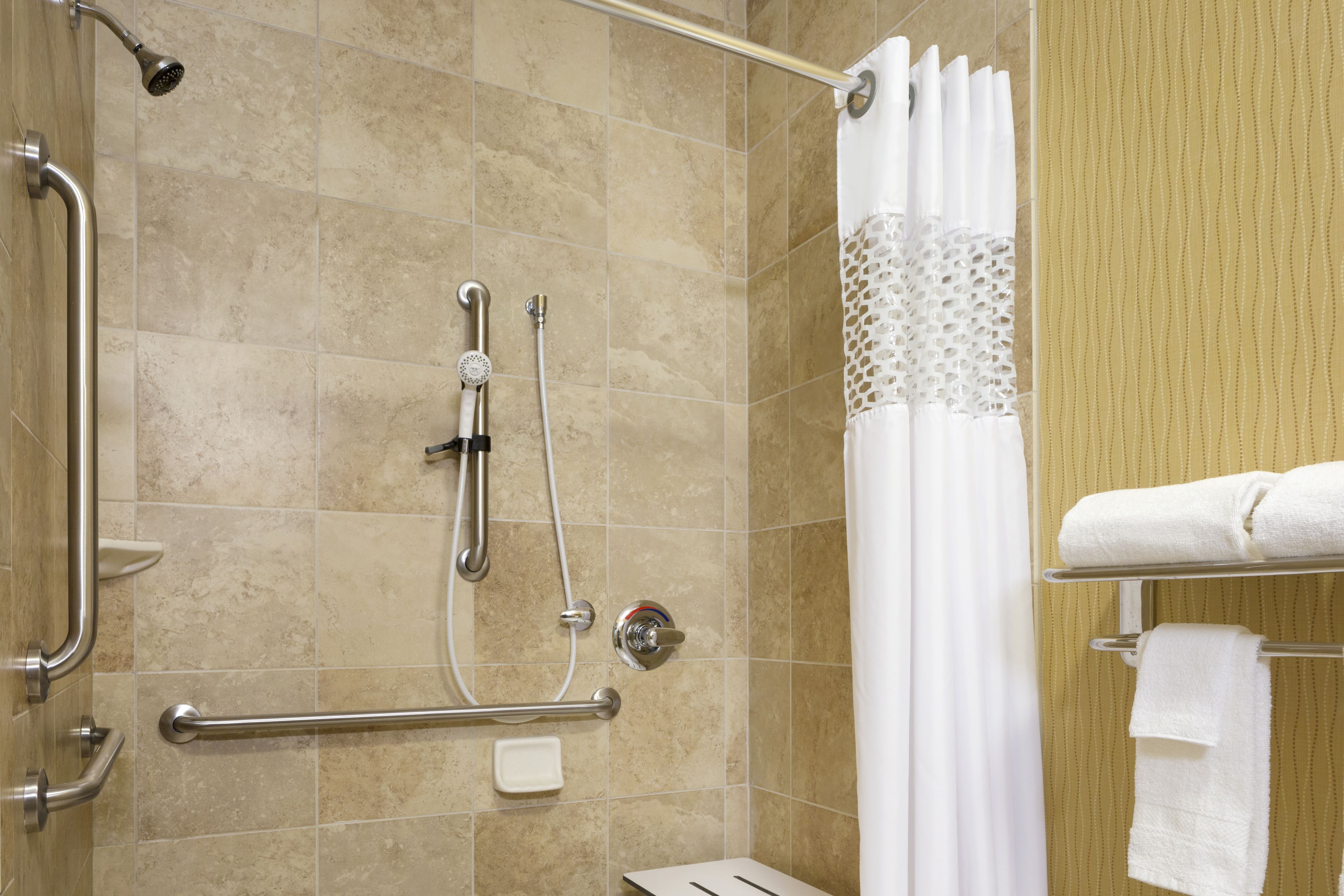 combined shower/bathtub, hair dryer, towels