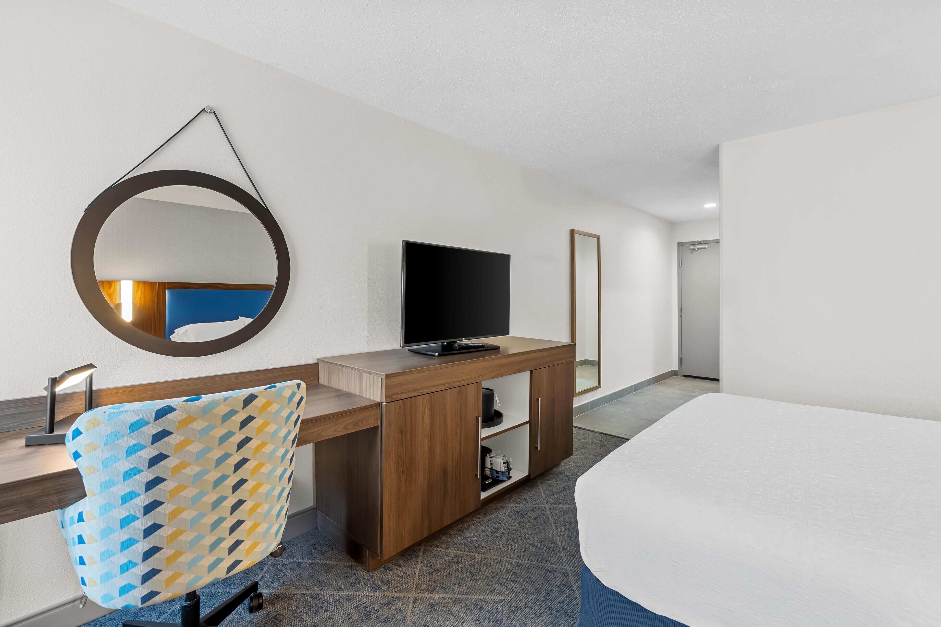 Room, 1 Queen Bed, Non Smoking | Desk, iron/ironing board, free cribs/infant beds, free WiFi