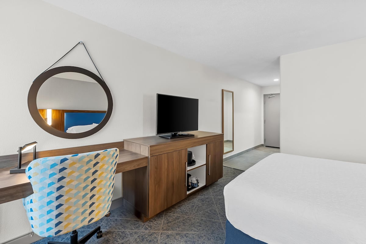 Room, 1 Queen Bed, Non Smoking | Desk, iron/ironing board, free cots/infant beds, free WiFi