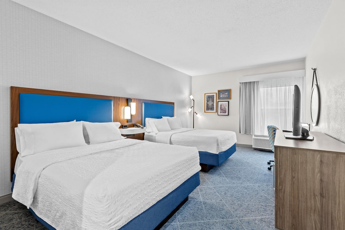 Two queen beds non smoking | Desk, iron/ironing board, free cots/infant beds, free WiFi