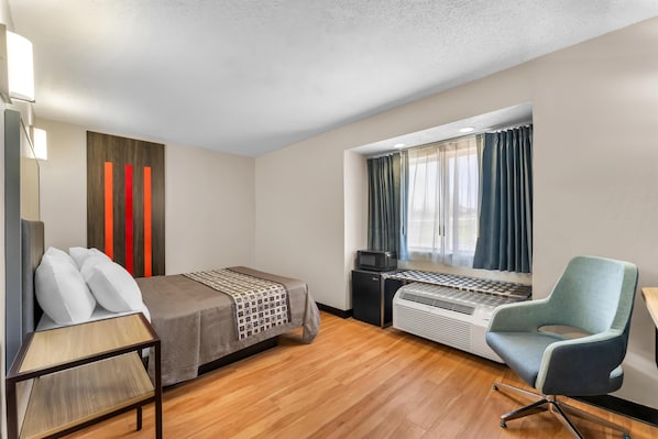 In-room safe, desk, blackout curtains, iron/ironing board - Knights Inn Allentown (Allentown)