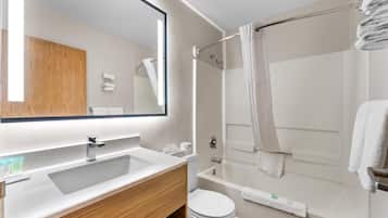 Combined shower/tub, free toiletries, hair dryer, towels