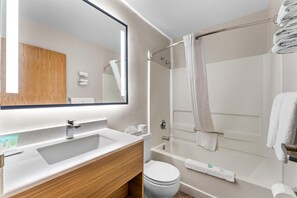 Combined shower/tub, free toiletries, hair dryer, towels