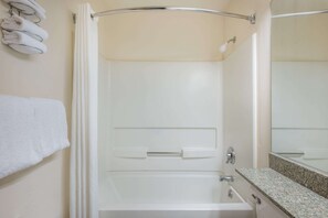 샤워기/욕조 결합, 무료 세면용품, 헤어드라이어, 타월