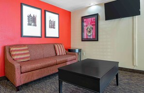 Lobby - Extended Stay America Suites Cincinnati Blue Ash Reagan Hwy (Cincinnati)