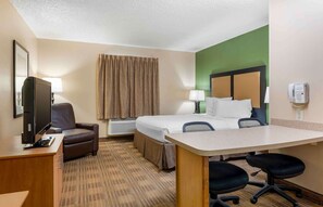 Desk, laptop workspace, iron/ironing board, free WiFi - Extended Stay America Suites Cincinnati Blue Ash Reagan Hwy (Cincinnati)