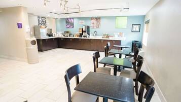 Ilmainen päivittäinen mannermainen aamiainen