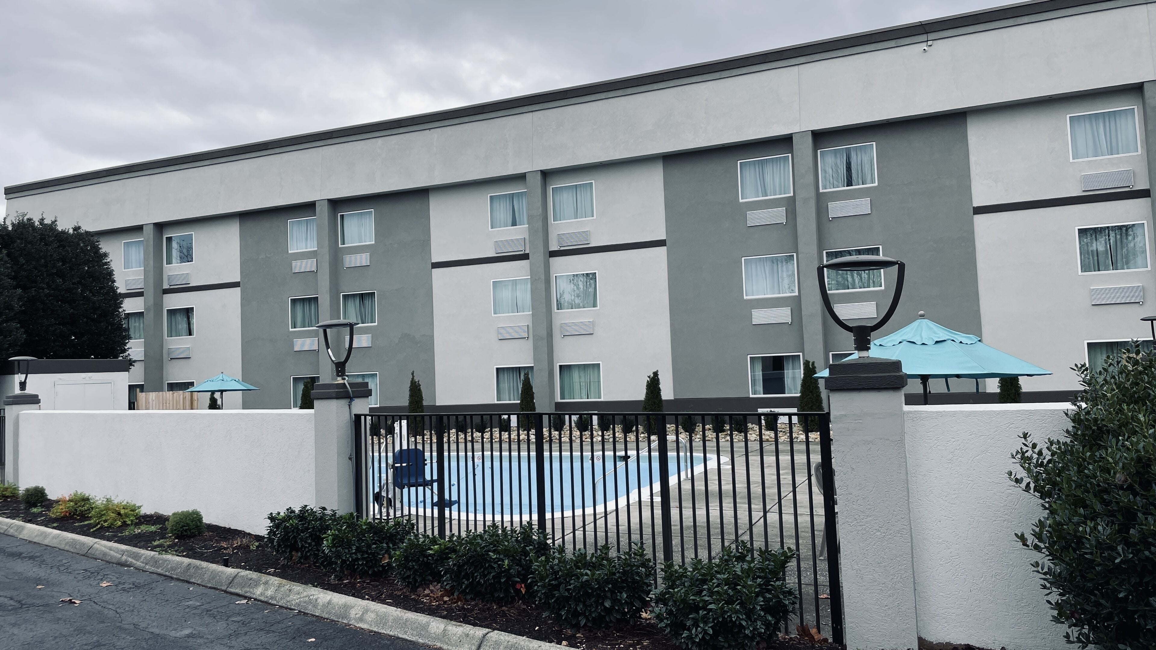 En säsongsöppen utomhuspool och parasoller